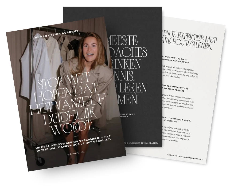 De gratis brochure van de Human Design Academy: drie pagina's met Clenda Moen op de voorkant