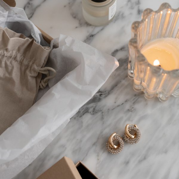 kaboompics_minimalist-ugc-inspired-jewelry-display-on-marble-surface-with-elegant-packaging-34733-1.jpg